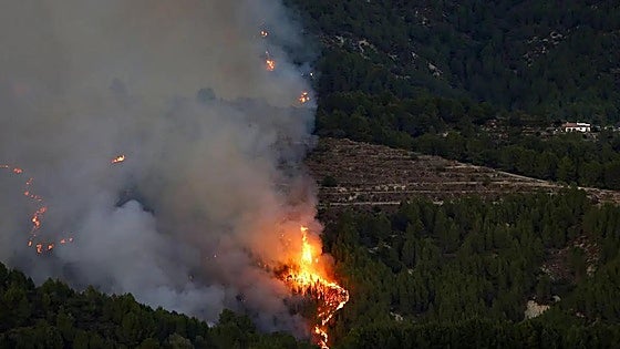 Calor y baja humedad, el cóctel explosivo que puede complicar el incendio de Tárbena