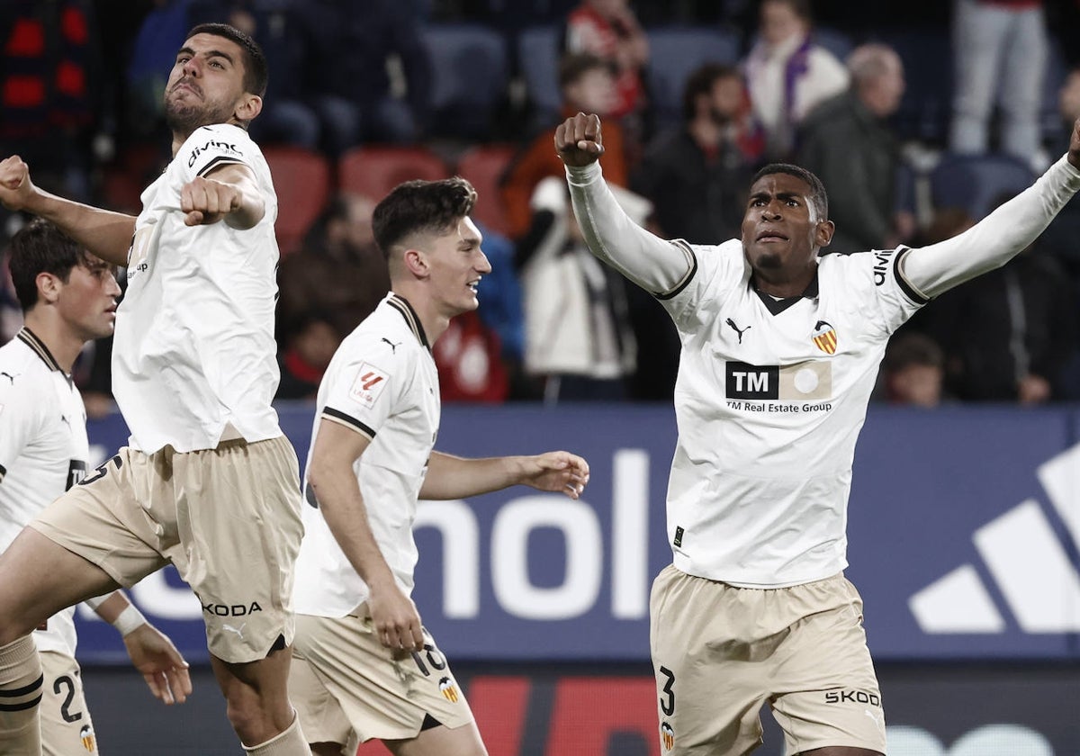 Los jugadores del Valencia celebran enérgicamente la victoria ante Osasuna.