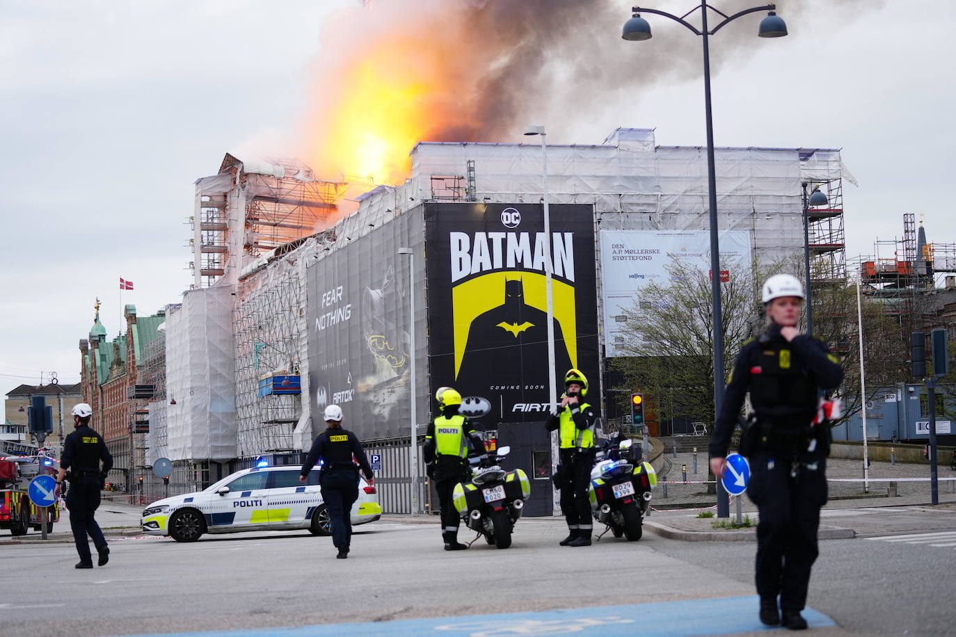 Las impactantes imágenes del incendio que devora el edificio de la Bolsa de Copenhague