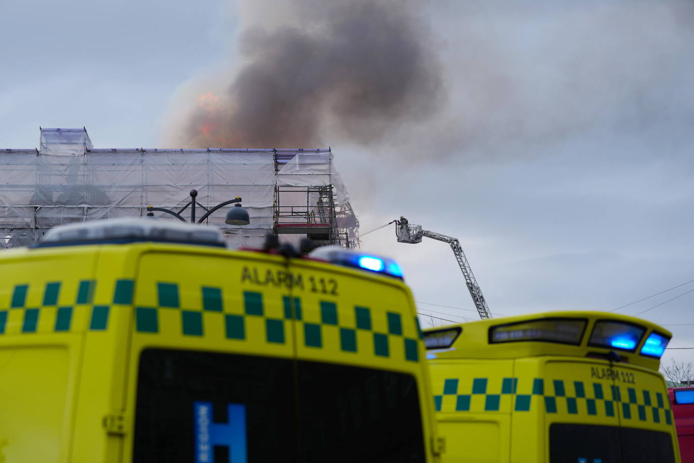 Las impactantes imágenes del incendio que devora el edificio de la Bolsa de Copenhague