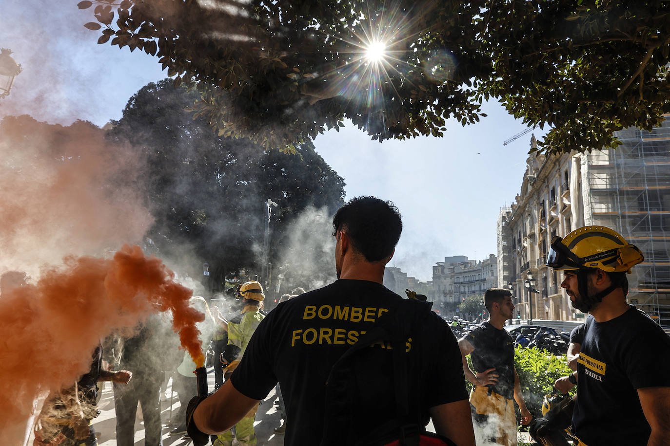 Los bomberos forestales valencianos protestan por los recortes frente al fuego, en imágenes