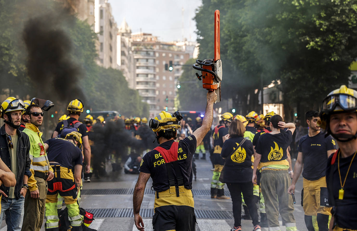 Los bomberos forestales valencianos protestan por los recortes frente al fuego, en imágenes