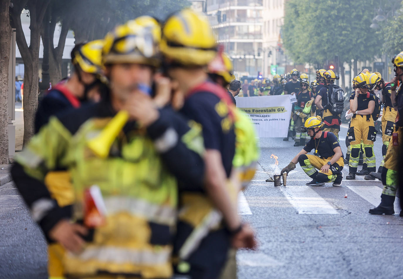 Los bomberos forestales valencianos protestan por los recortes frente al fuego, en imágenes