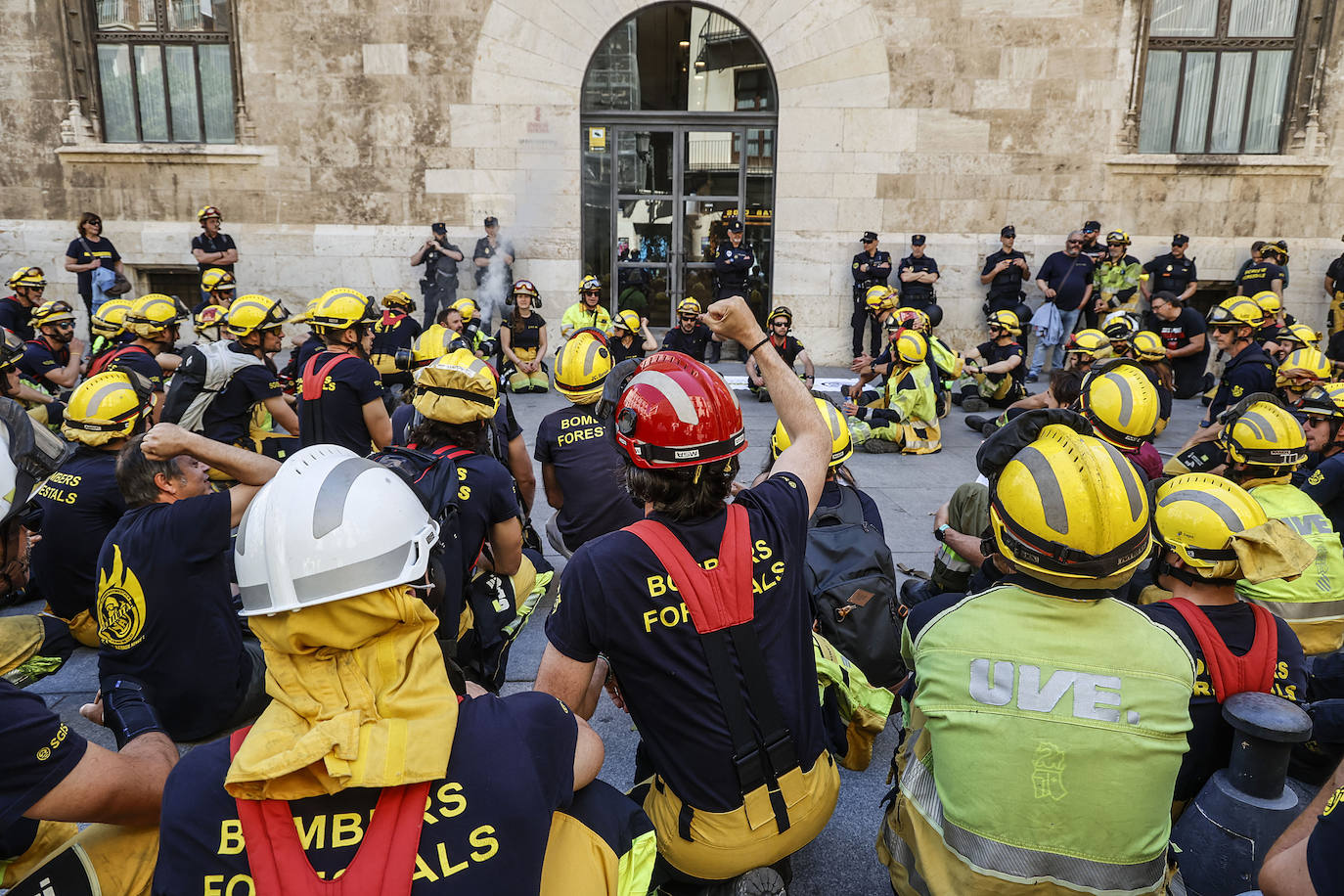 Los bomberos forestales valencianos protestan por los recortes frente al fuego, en imágenes