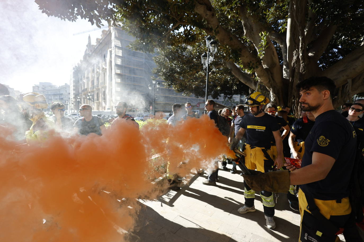 Los bomberos forestales valencianos protestan por los recortes frente al fuego, en imágenes