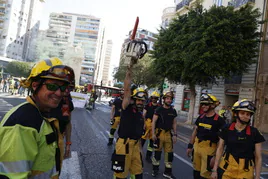 Los bomberos forestales valencianos protestan por los recortes frente al fuego, en imágenes