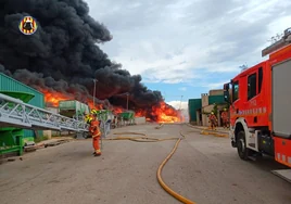 Incendio en la planta de reciclaje de San Antonio de Requena.