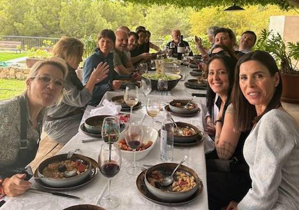 A la izquierda, Belén Arias, que cocinó una fabada en su casa.