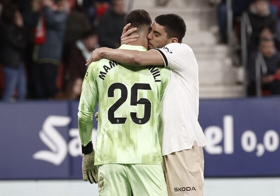 Cenk le da un cariñoso beso a su compañero Mamardashvili tras para el penalti.