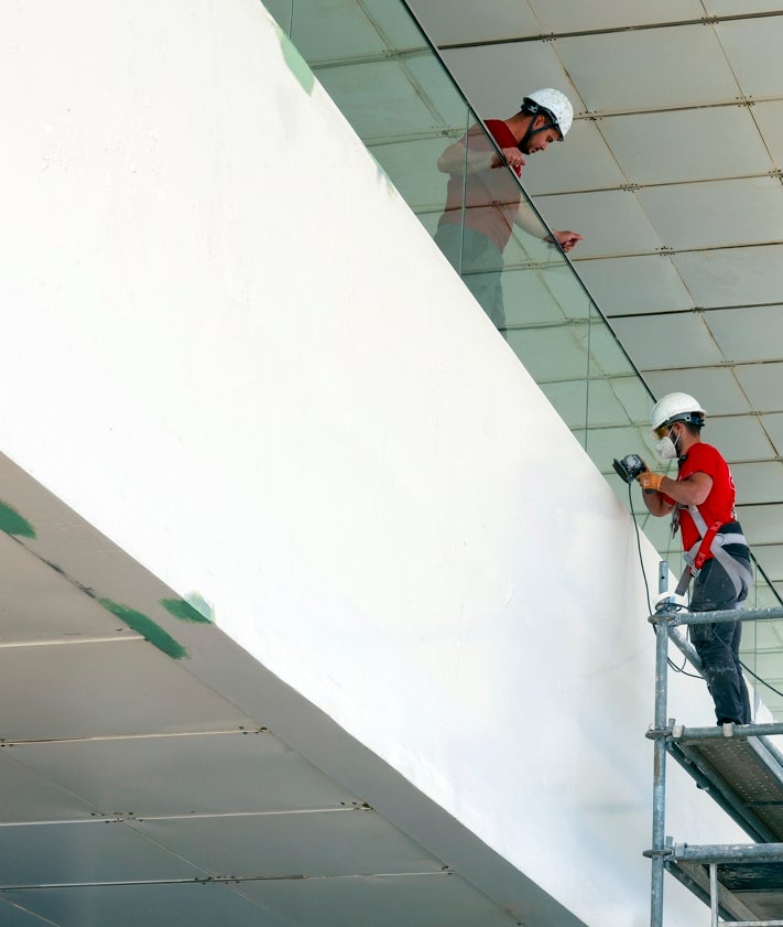 Imagen secundaria 2 - De Andrés, Morella y el equipo de ingeniería que ejecuta la reforma del edificio.