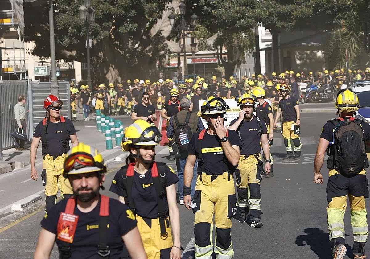 Concentración de bomberos forestales este martes en Valencia.