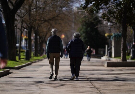 Una pareja de jubilados pasea por un parque en una imagen de archivo.