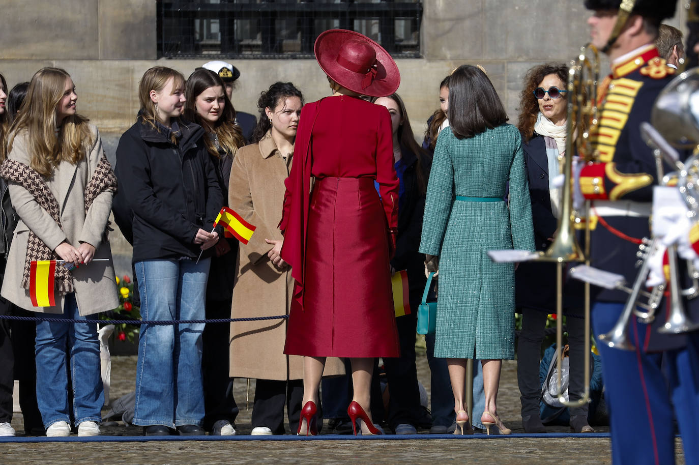 Letizia deslumbra en los Países Bajos: Duelo de estilo con Máxima de Holanda