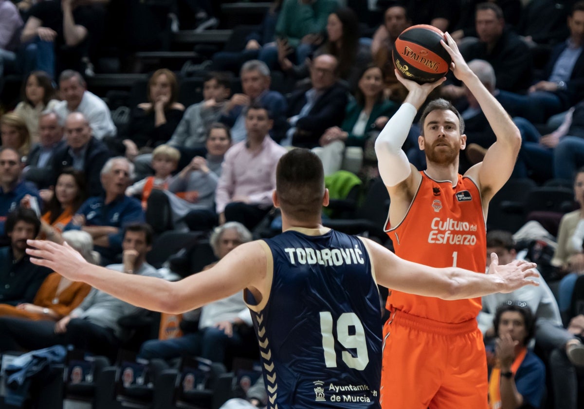 Víctor Claver lanza durante el partido contra el UCAM Murcia.