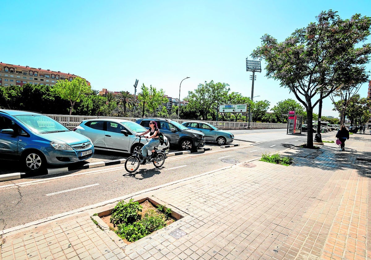 Zona donde se cegaron los alcorques en el cruce entre Pío XII y Tirso de Molina.