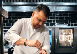 Lester López Estrada en las cocinas de Mala Hierba.