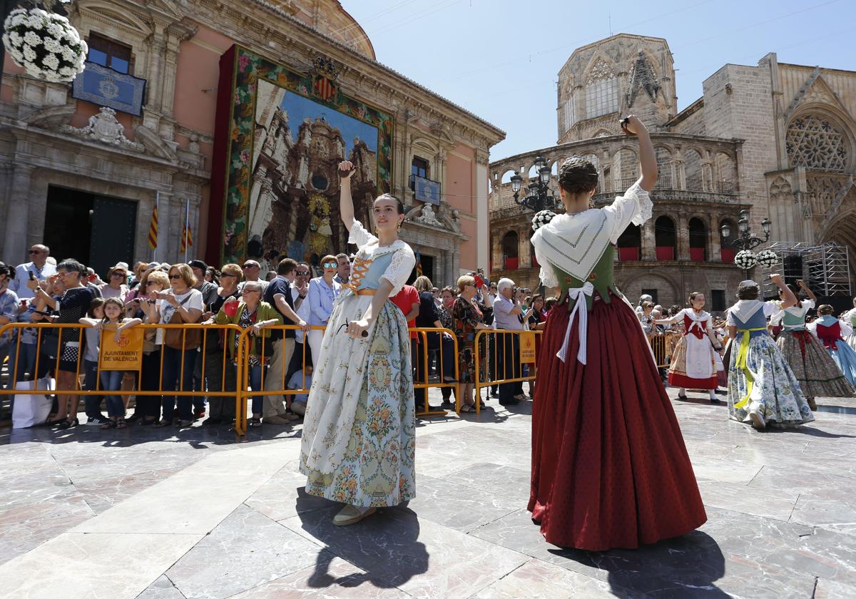 Dansà en honor a la Virgen de los Desamparados.