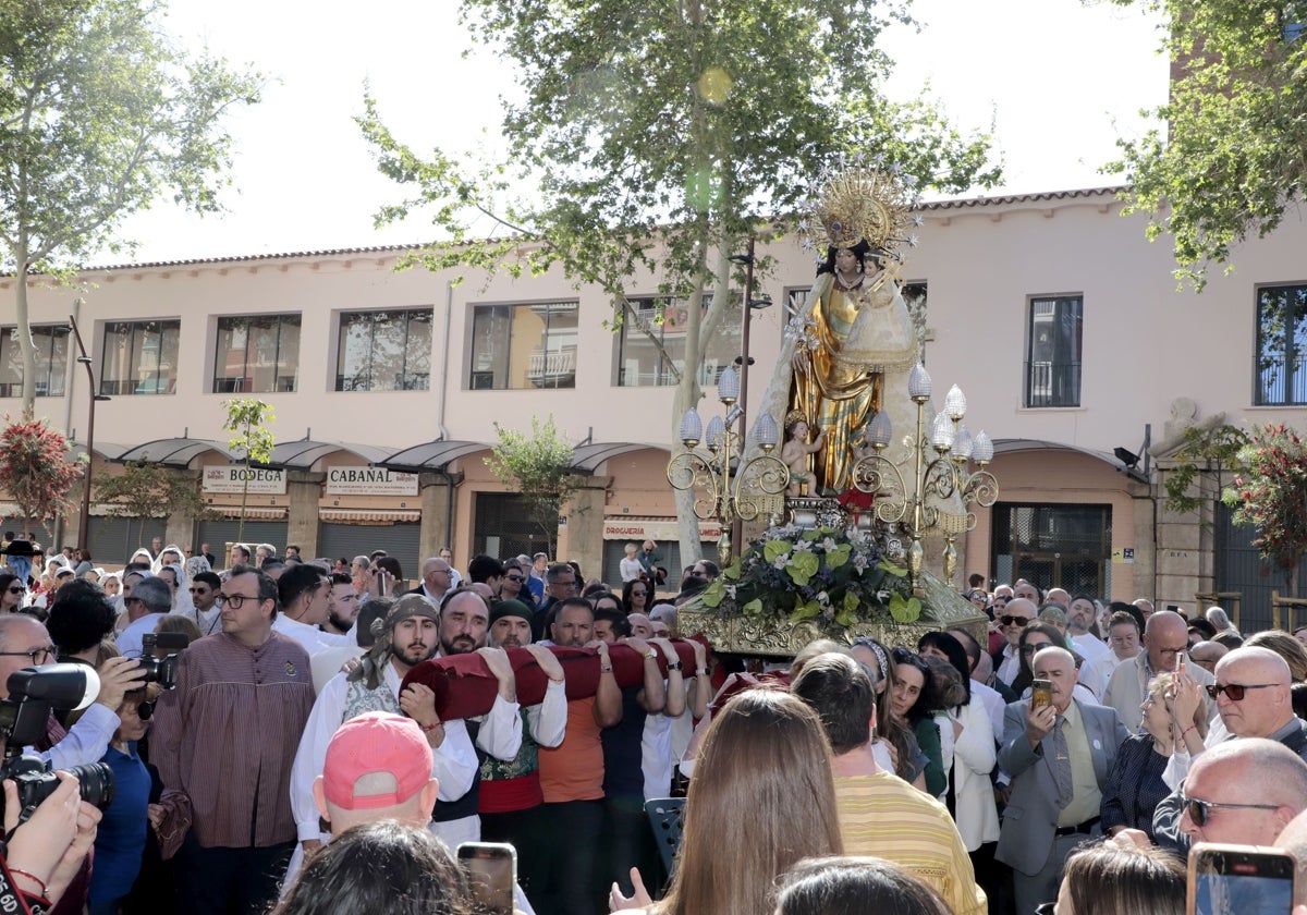 Imagen de la Virgen Peregrina, con los falleros de la agrupación del Marítimo.