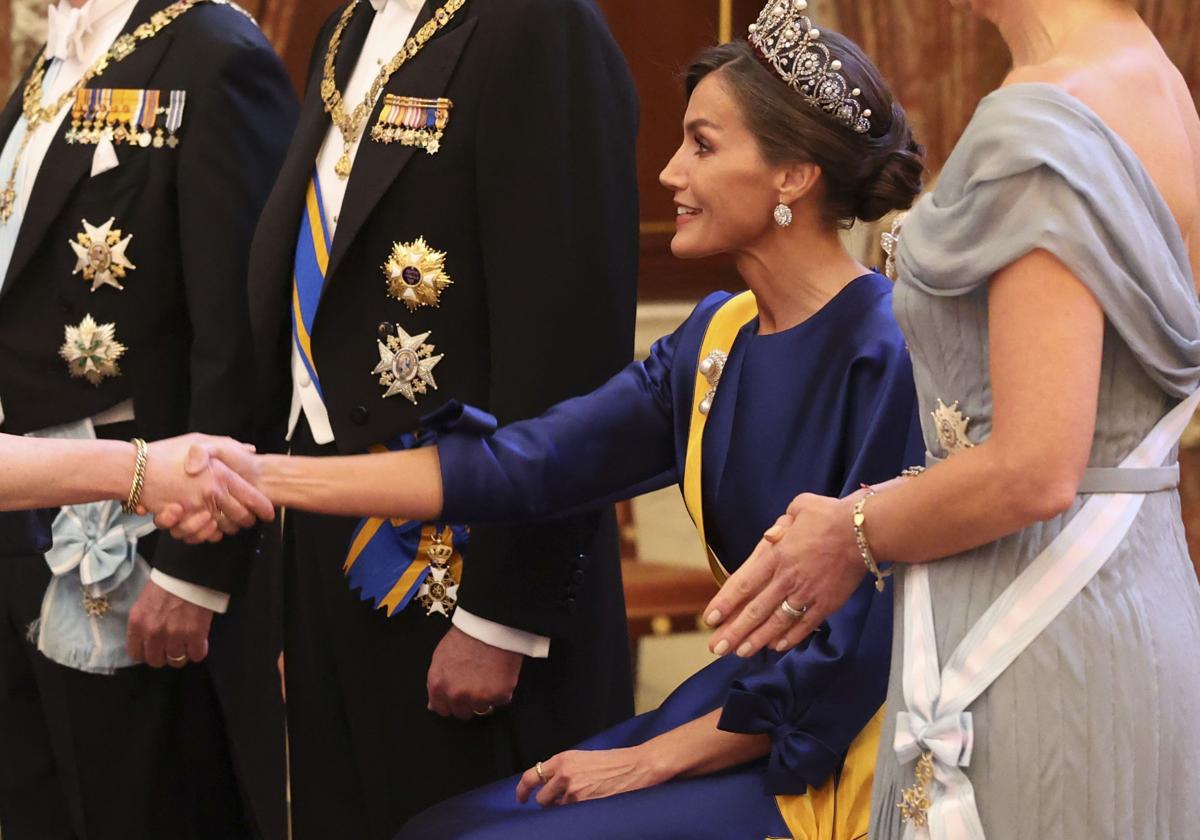 La Reina Letizia, sentada, durante un besamanos en Países Bajos.