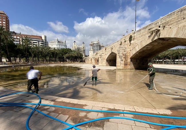 Limpieza de la balsa de agua del puente del Mar.