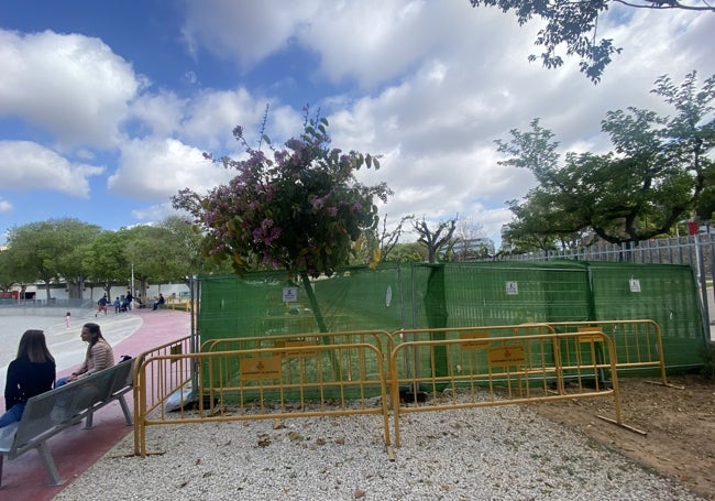 Vallas en un lateral del parque Gulliver, para renovar la canalización de agua.