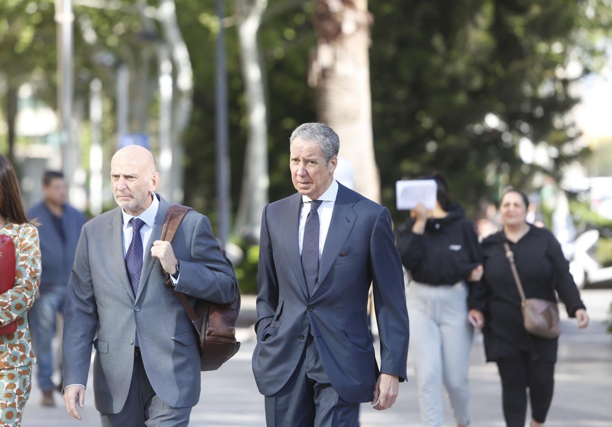 Zaplana con sus abogados, este miércoles, antes del inicio de la vista.