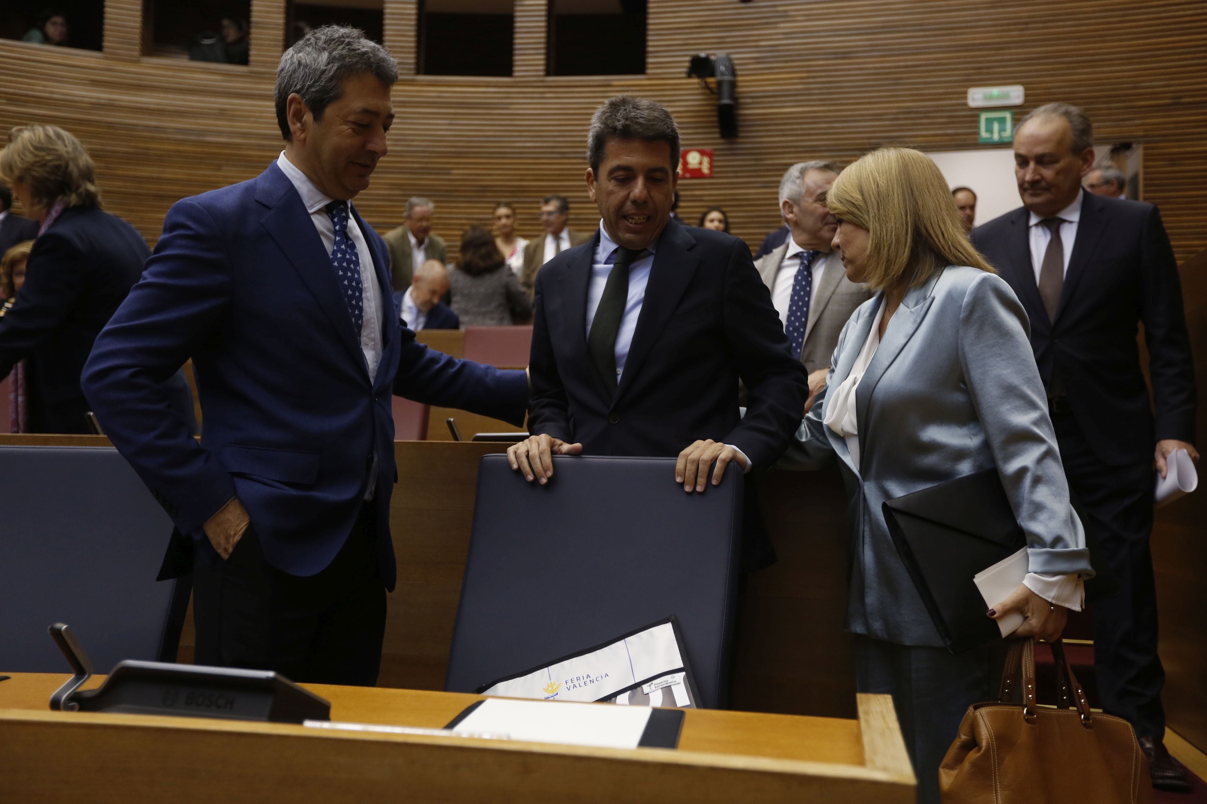 Sesión de control a Mazón en Les Corts, en imágenes