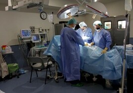 Un anestesista junto al equipo médico en una operación.
