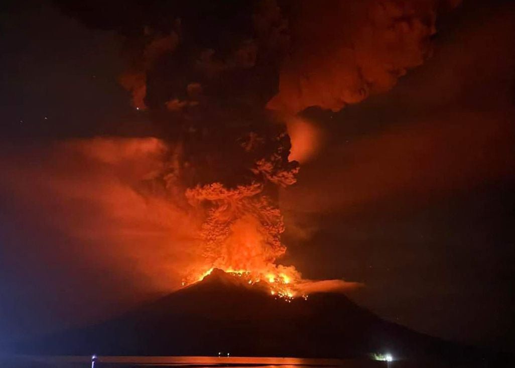 Indonesia eleva al máximo el nivel de alerta por la erupción del volcán Ruang