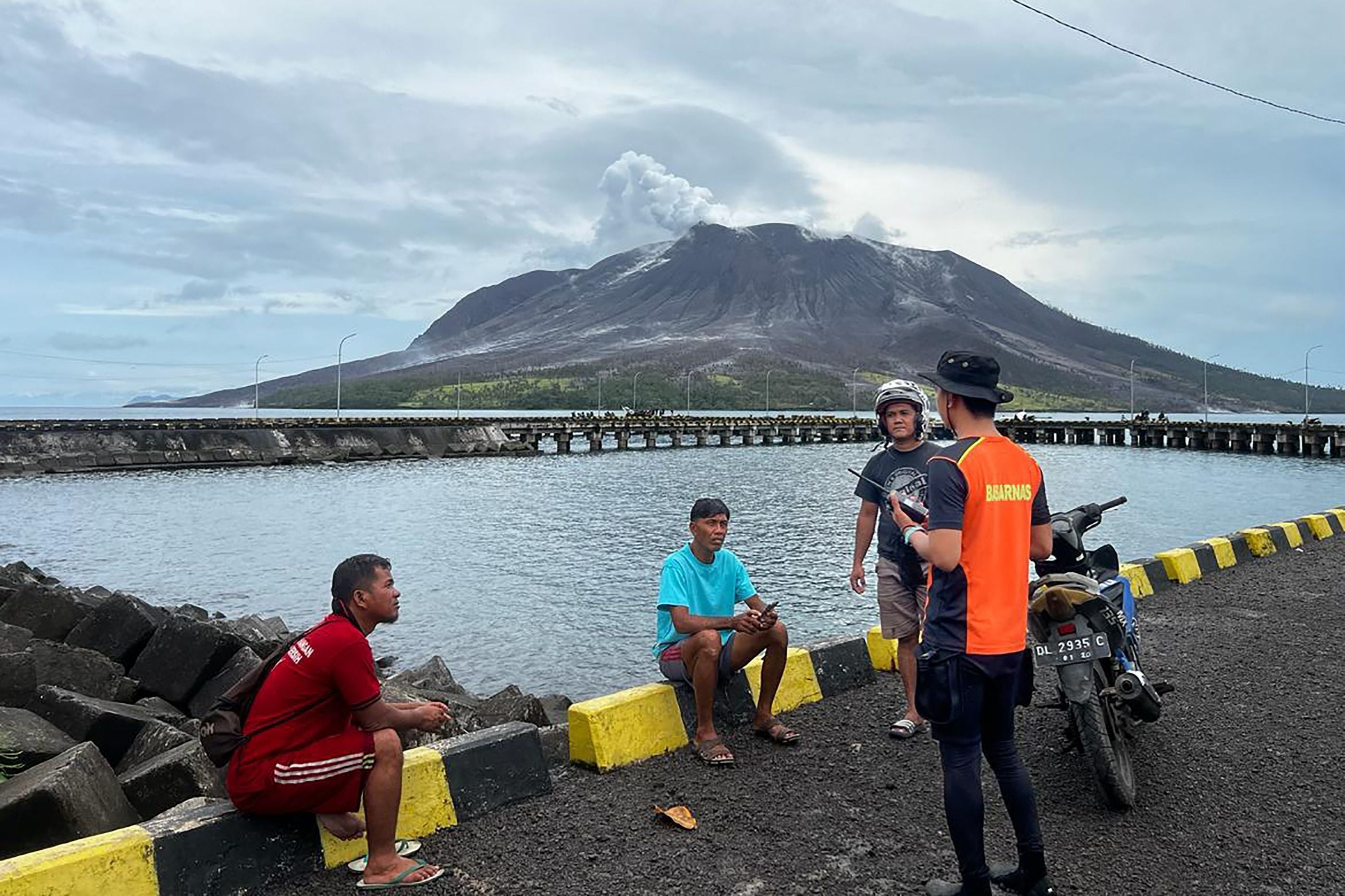 Indonesia eleva al máximo el nivel de alerta por la erupción del volcán Ruang