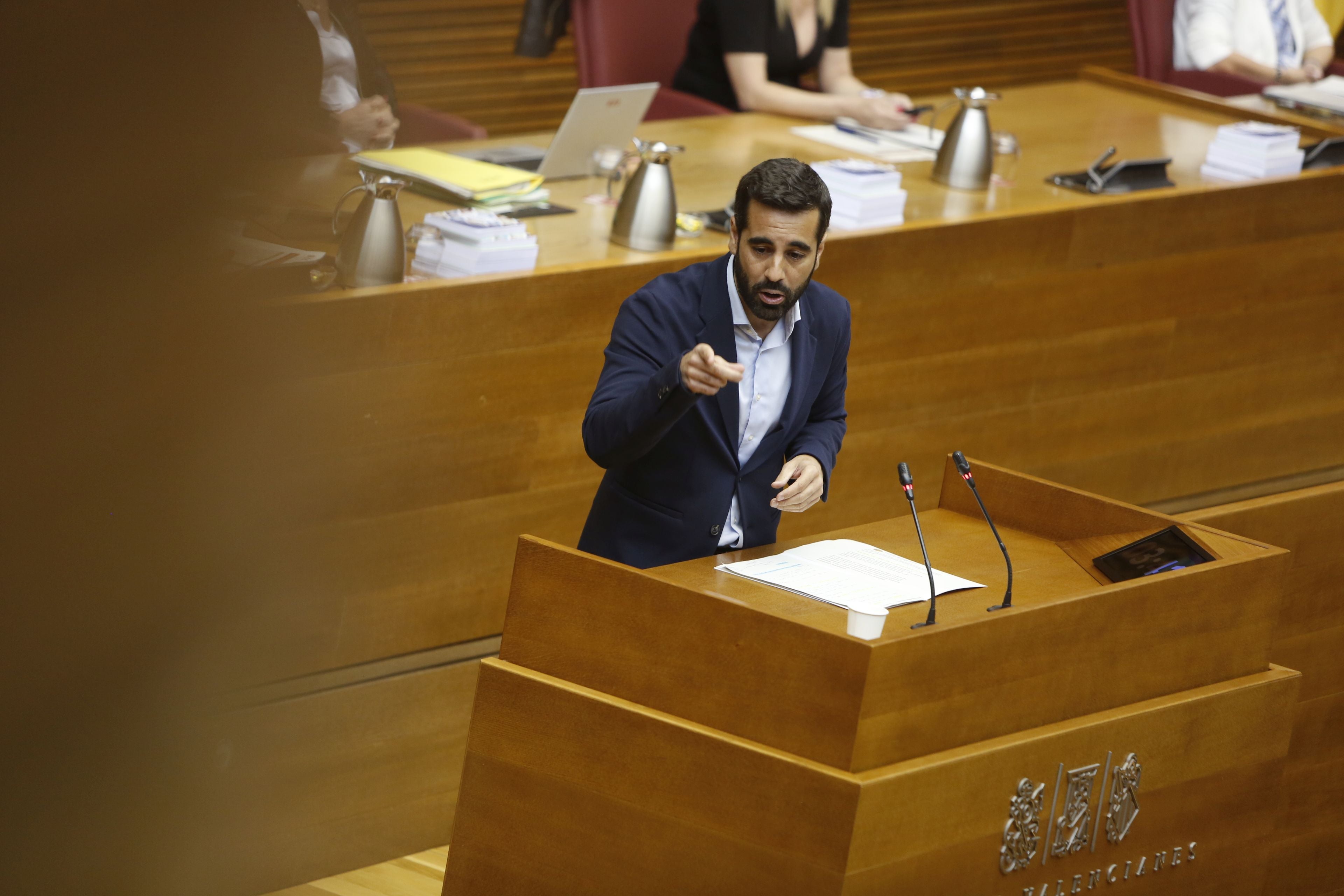 Sesión de control a Mazón en Les Corts, en imágenes