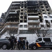 Un grupo de investigadores privados junto al edificio siniestrado.