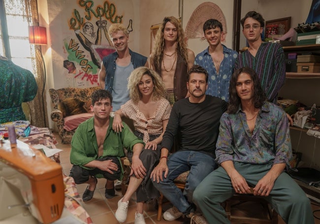 El elenco junto al director de la película.