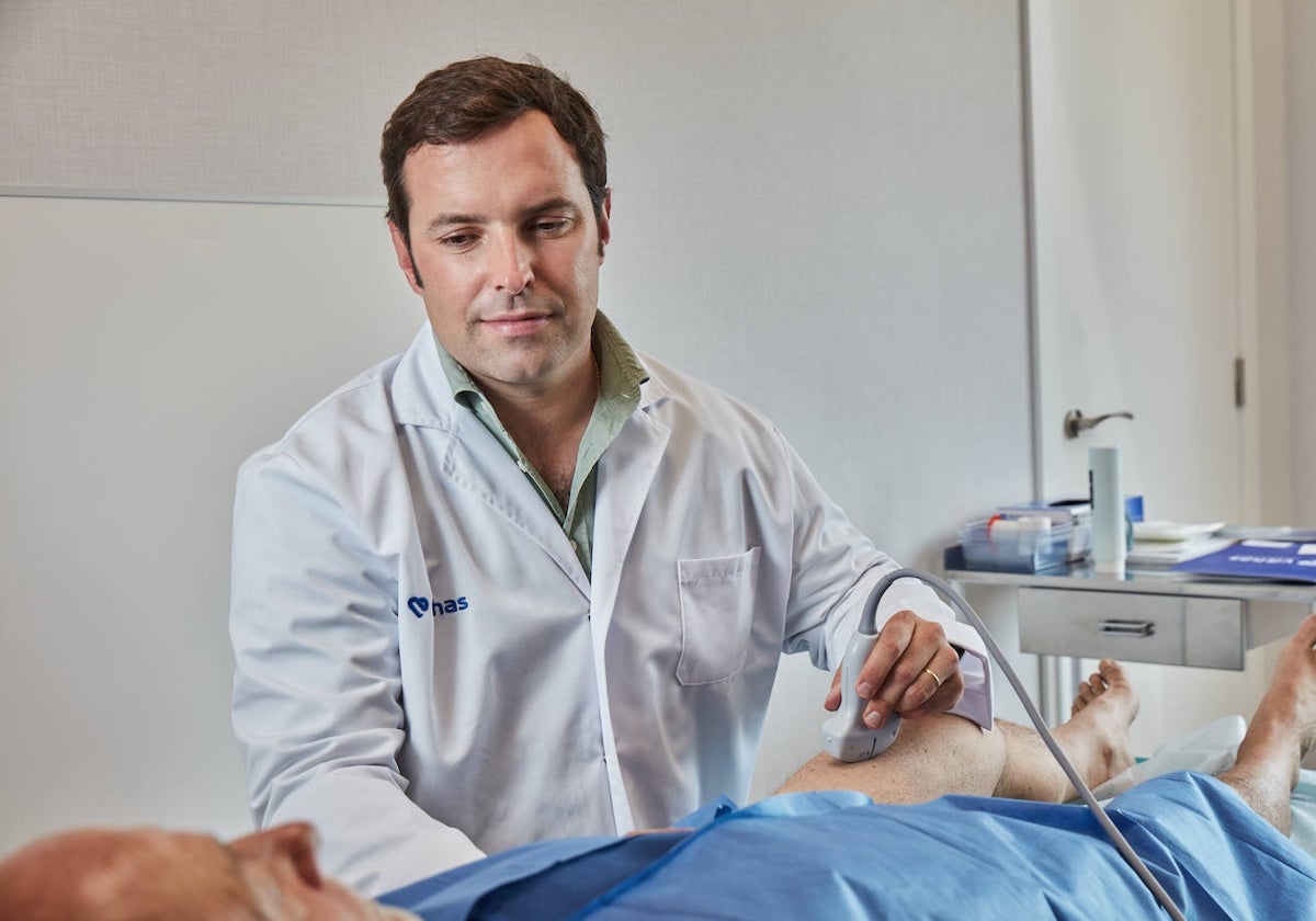 Profesional tratando una lesión en el Hospital Vithas Valencia 9 de Octubre.