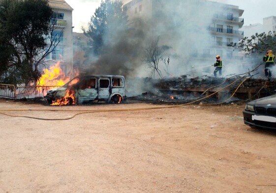 El vehículo ardiendo y las llamas que se han propagado a los árboles.