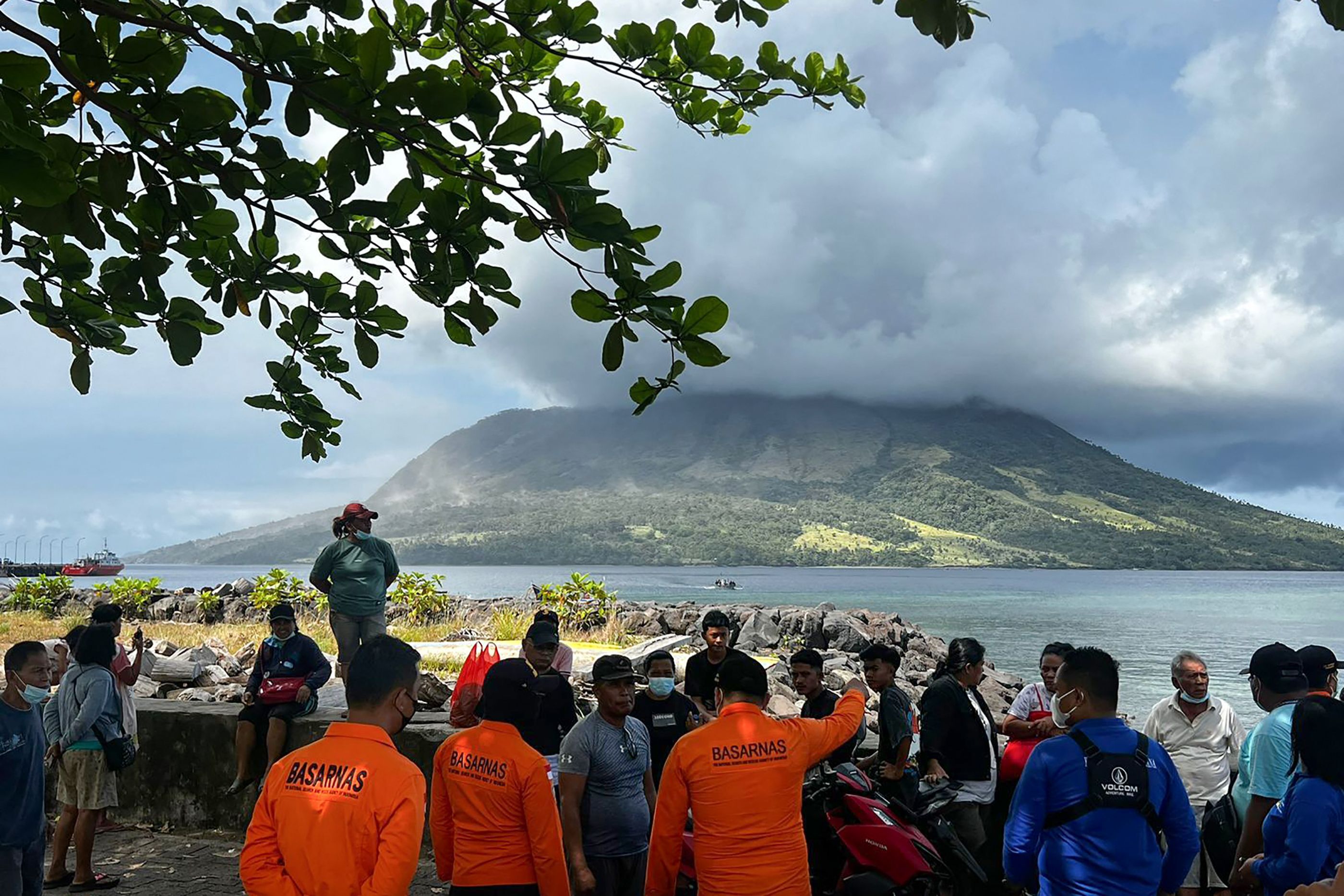 Indonesia eleva al máximo el nivel de alerta por la erupción del volcán Ruang