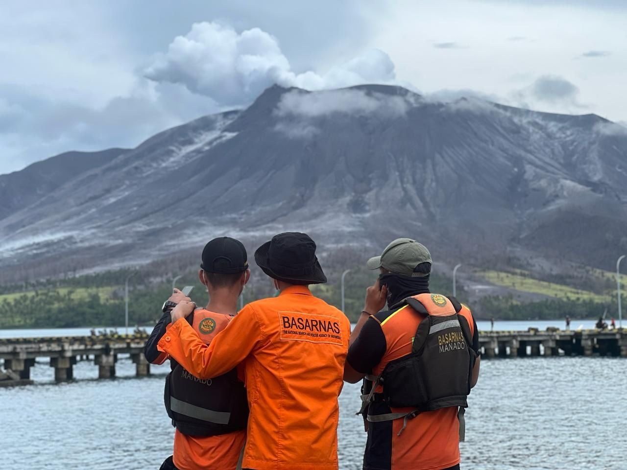 Indonesia eleva al máximo el nivel de alerta por la erupción del volcán Ruang