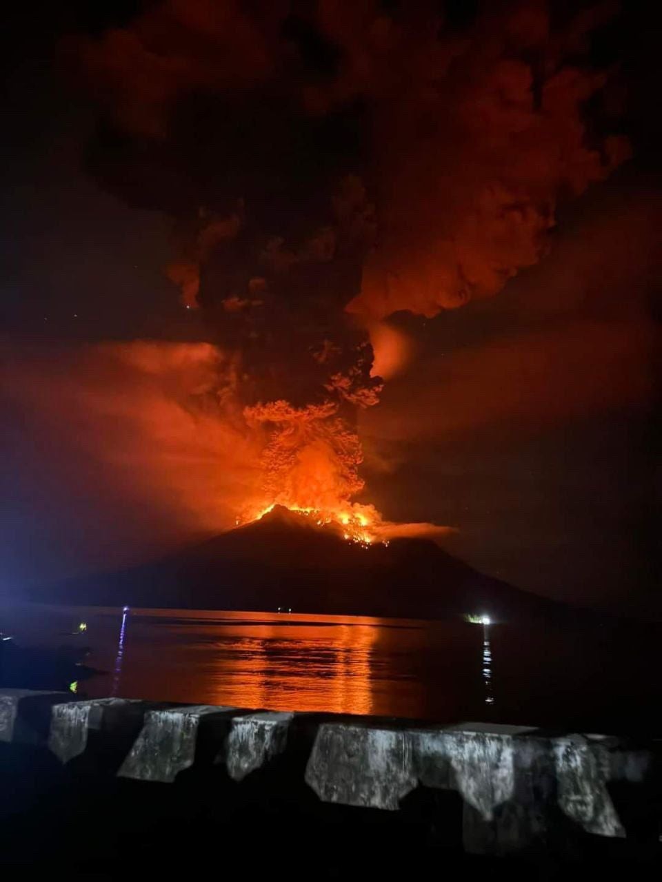 Indonesia eleva al máximo el nivel de alerta por la erupción del volcán Ruang