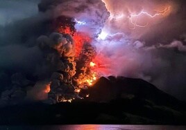 Erupción del volcán Ruang, este miércoles.