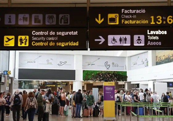 Pasajeros en el control de acceso al aeropuerto de Valencia.