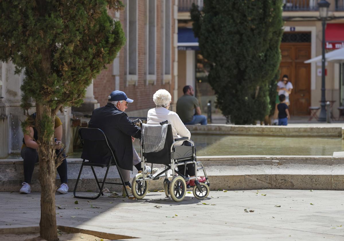 Dos jubilados, en una plaza de Valencia.