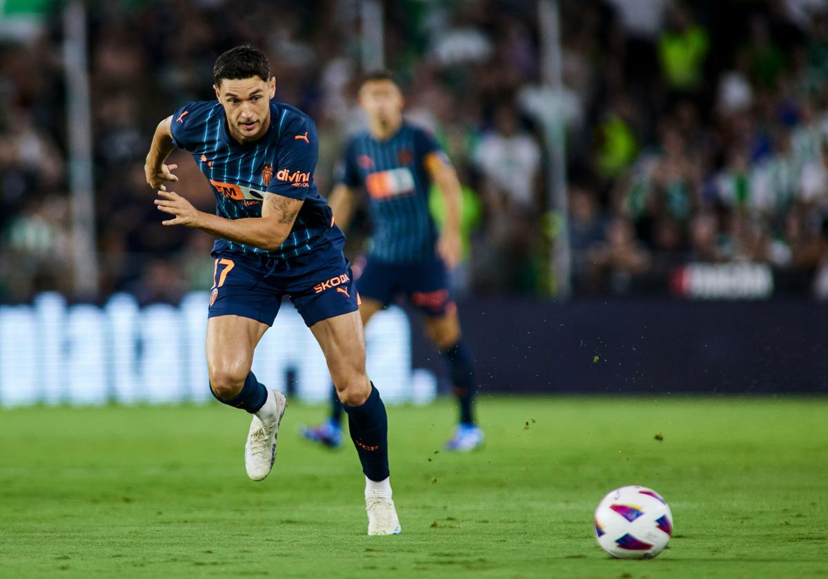 Yaremchuk disputando un balón en el partido de ida en el Benito Villamarín.