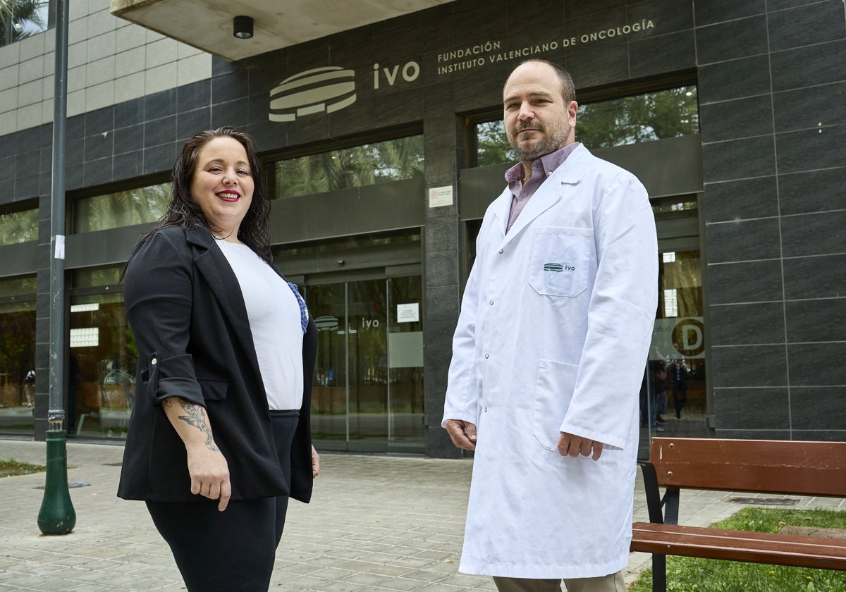 Aída Miñana, paciente que ha superado un cáncer, junto a su oncólogo, el Doctor Ignacio Romero.