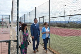 El presidente de la Diputación, junto a la alcaldesa, visitan las instalaciones deportivas.