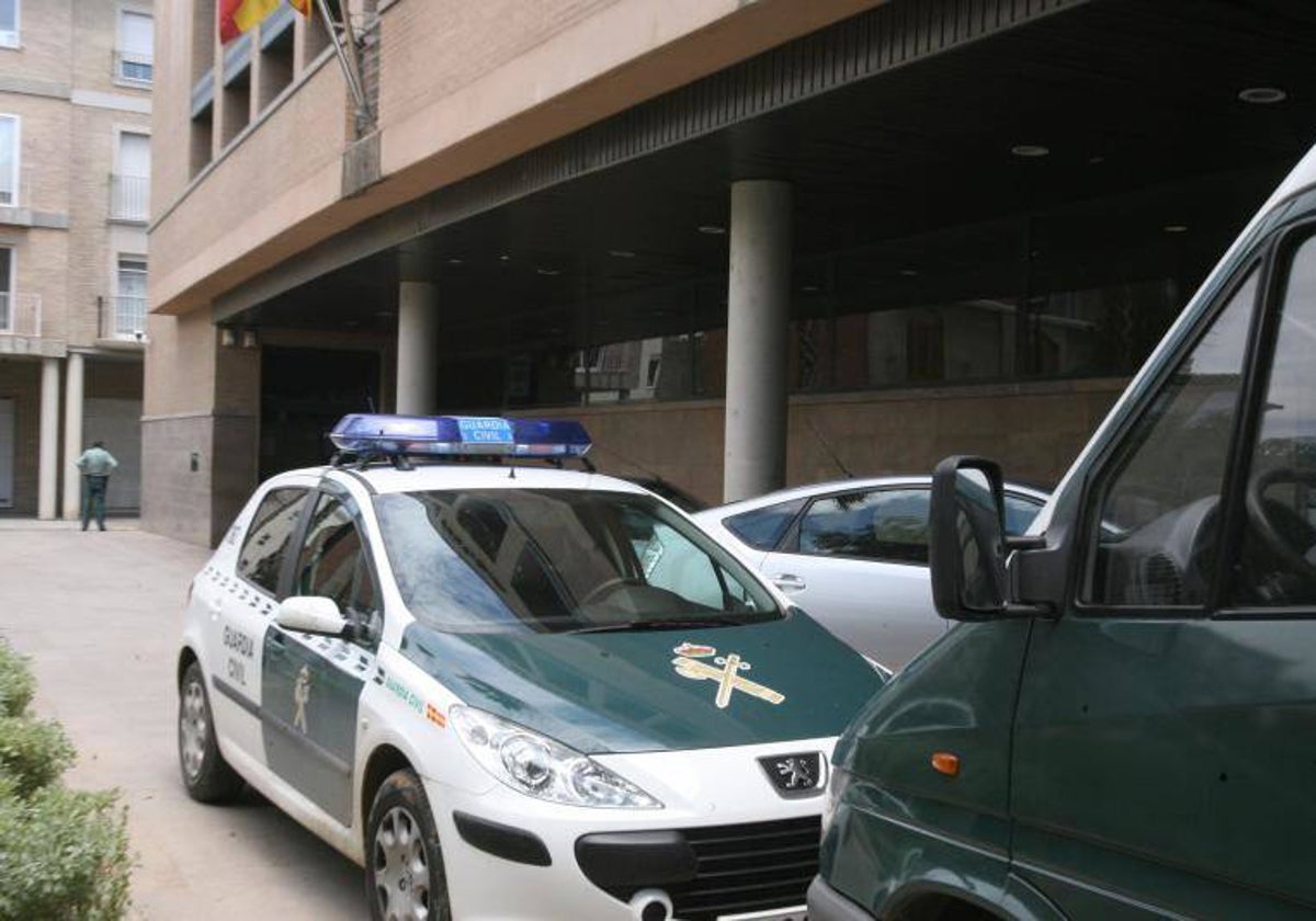 Un vehículo de la Guardia Civil en el juzgado de Catarroja en una imagen de archivo.