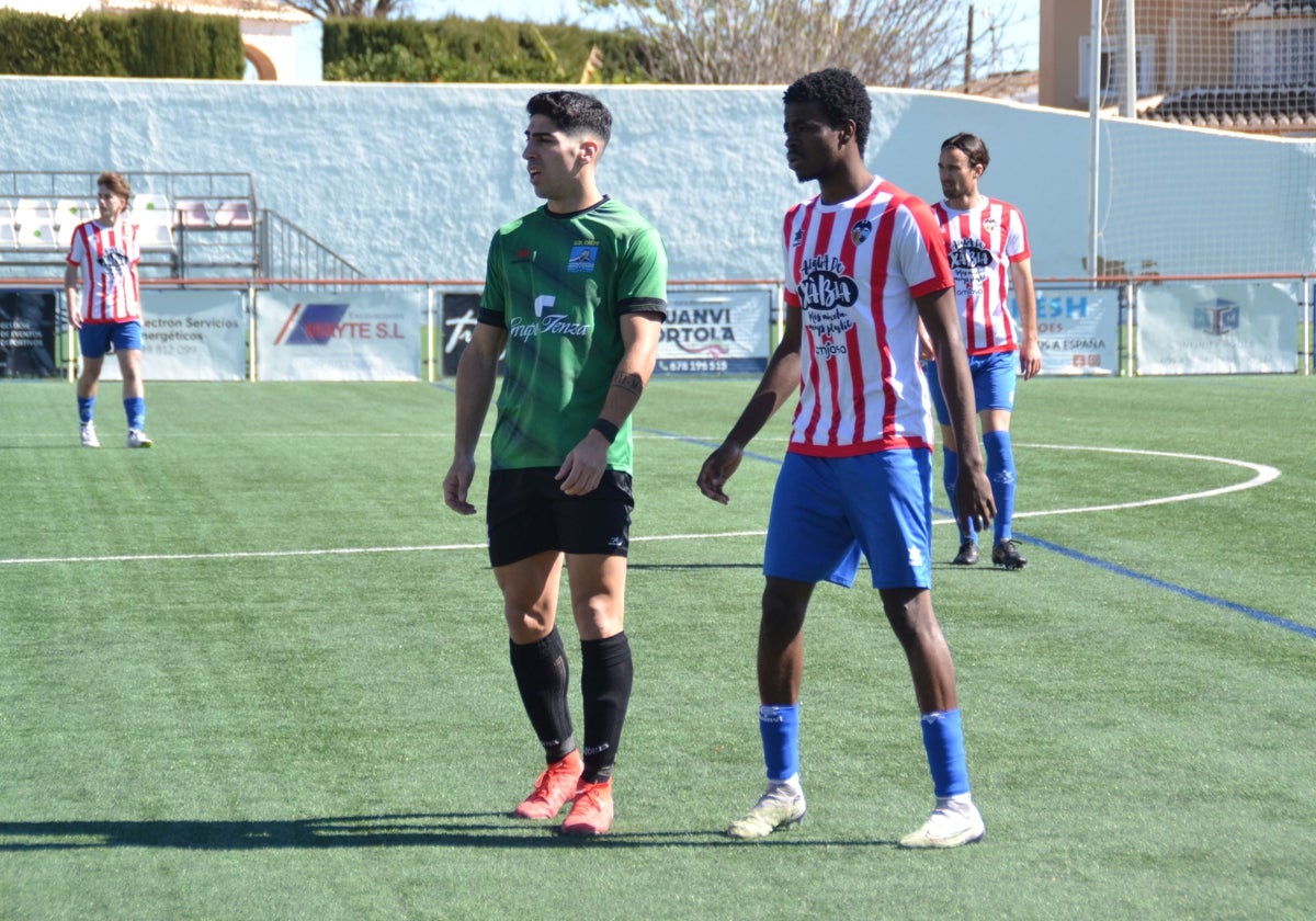 El calpino Fede, marcado por un defensor del Jávea.