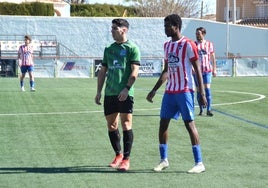 El calpino Fede, marcado por un defensor del Jávea.