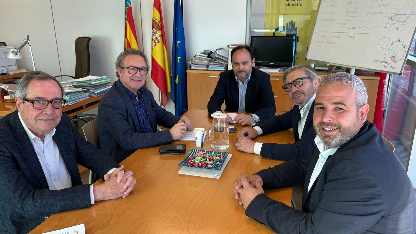 Momento de la reunión entre el representantes de la Mancomunitat y de Conselleria.