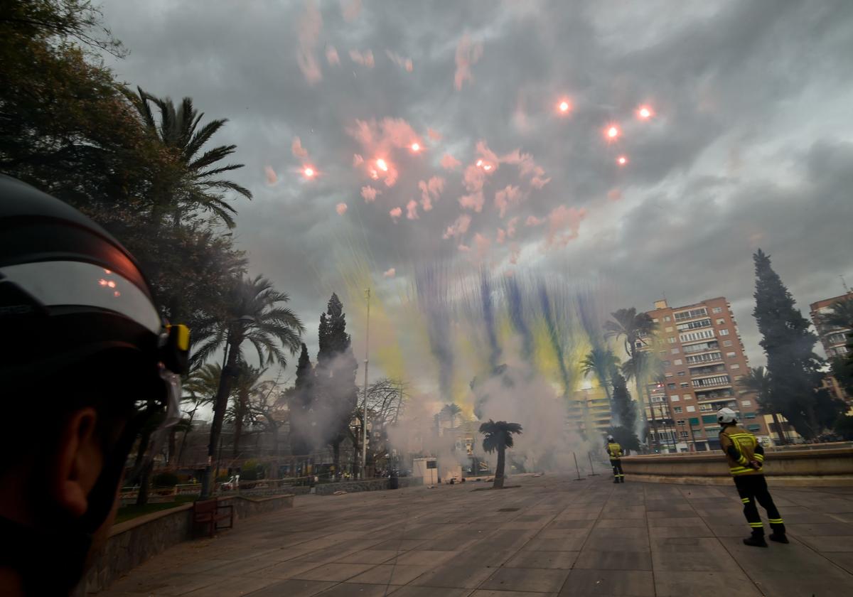 Disparo de una mascletà en Alicante en una imagen de archivo.