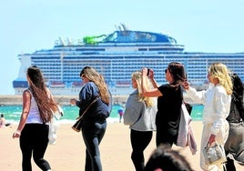 Aglomeración de turistas por el desembarco de tres cruceros a la vez en Valencia.